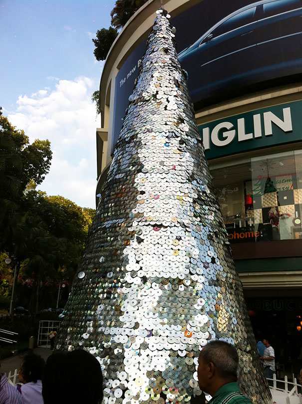 arbol de navidad decorado con CD’s o DVD’s